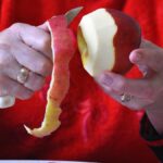 Pesticidi oltre i limiti in 85% delle mele europee, allerta da ONG