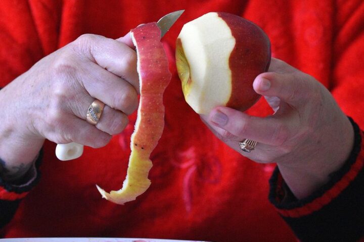 Pesticidi oltre i limiti in 85% delle mele europee, allerta da ONG