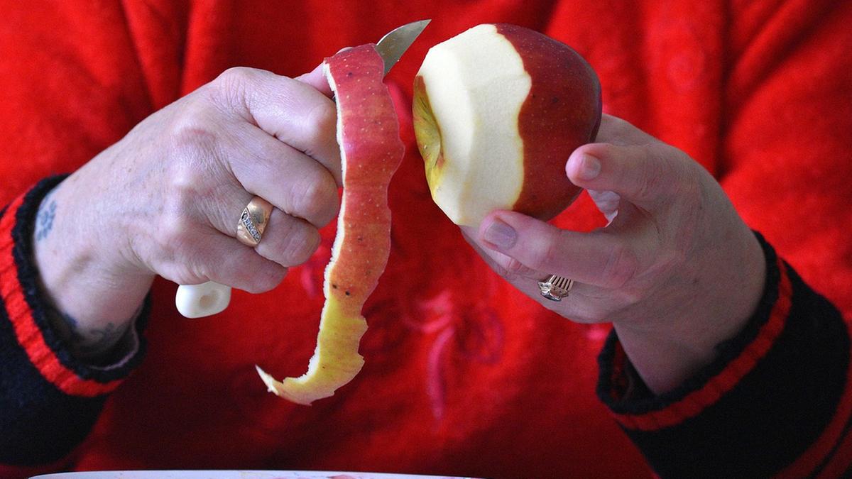 Pesticidi oltre i limiti in 85% delle mele europee, allerta da ONG