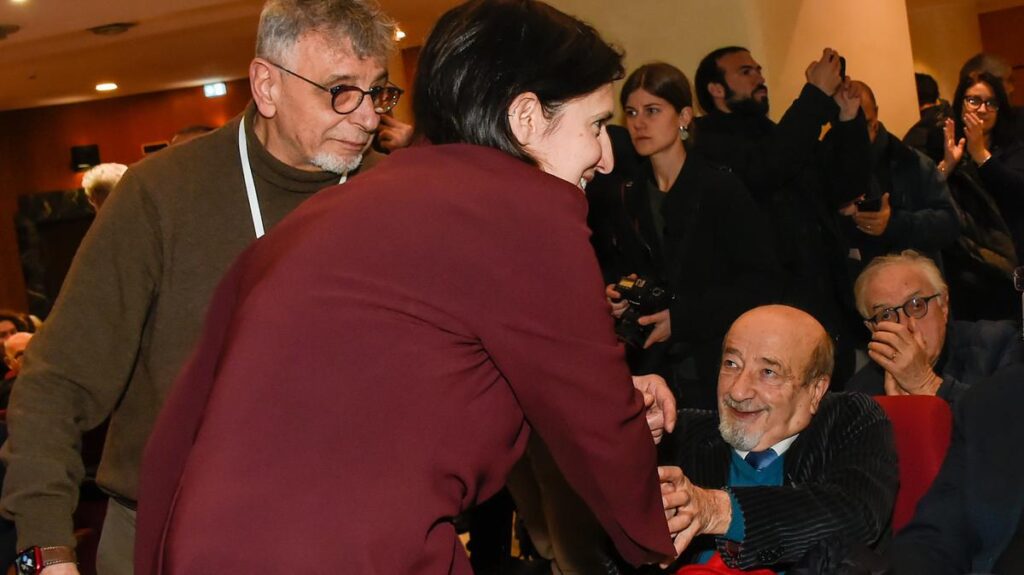 Professori di sinistra nel mirino: richiesta di intervento della Meloni dopo la campagna di Azione studentesca