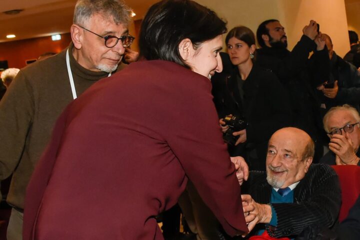 Professori di sinistra nel mirino: richiesta di intervento della Meloni dopo la campagna di Azione studentesca