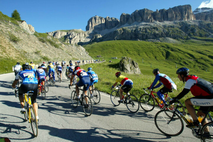 Proposta di legge bipartisan per la sicurezza dei ciclisti, con obbligo di casco e luci attive di giorno