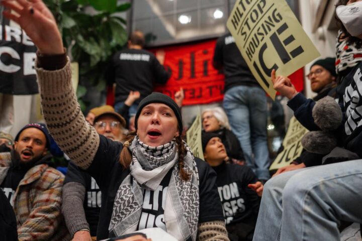 Proteste a Milano contro la presenza degli agenti Ice alle Olimpiadi: "No alle squadracce di Trump"