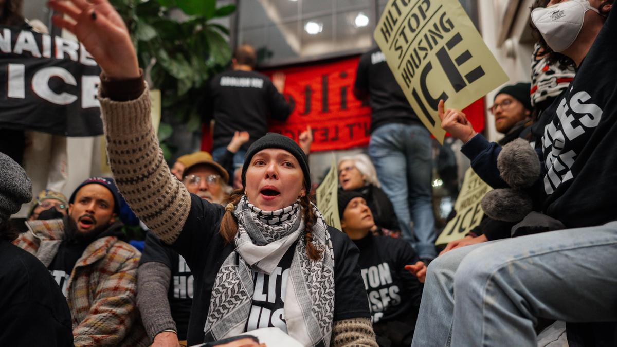 Proteste a Milano contro la presenza degli agenti Ice alle Olimpiadi: "No alle squadracce di Trump"