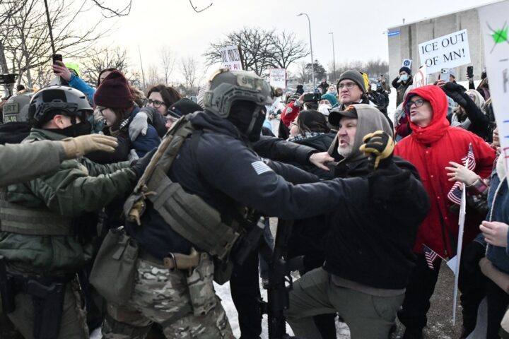 Proteste a Minneapolis dopo l'omicidio di Renee Good, il governo difende l'agente dell'Ice