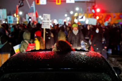 Proteste in diverse città americane dopo l'uccisione di Renee Nicole Good a Minneapolis