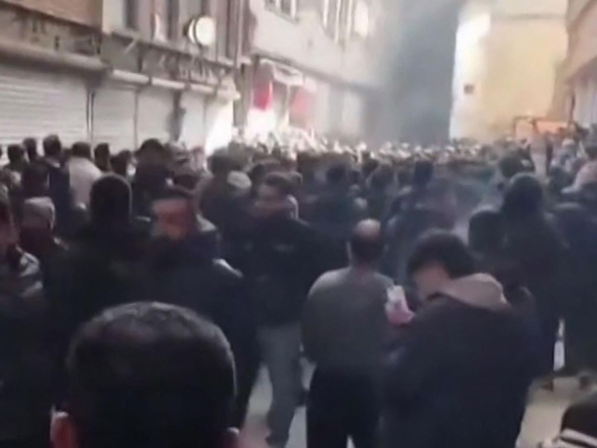 Proteste in oltre 100 città iraniane, il regime risponde con decine di esecuzioni