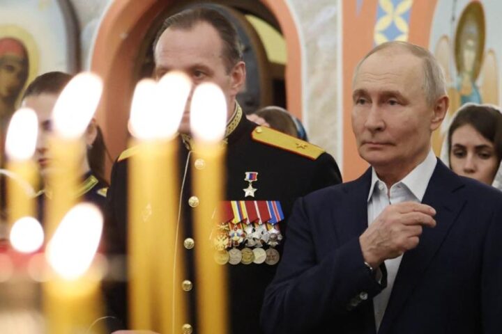 Putin partecipa alla messa di Natale ortodosso in una base di intelligence militare a Mosca