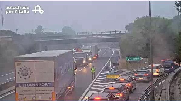 Rapina a portavalori sull’A14, assalitori in fuga dopo l’incendio di mezzi a Ortona