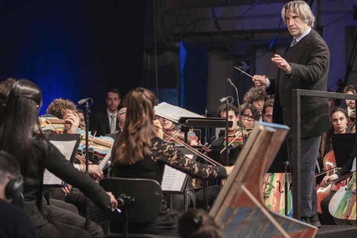Riccardo Muti porta la sua orchestra in carcere: la musica come strumento di libertà per i detenuti di Opera