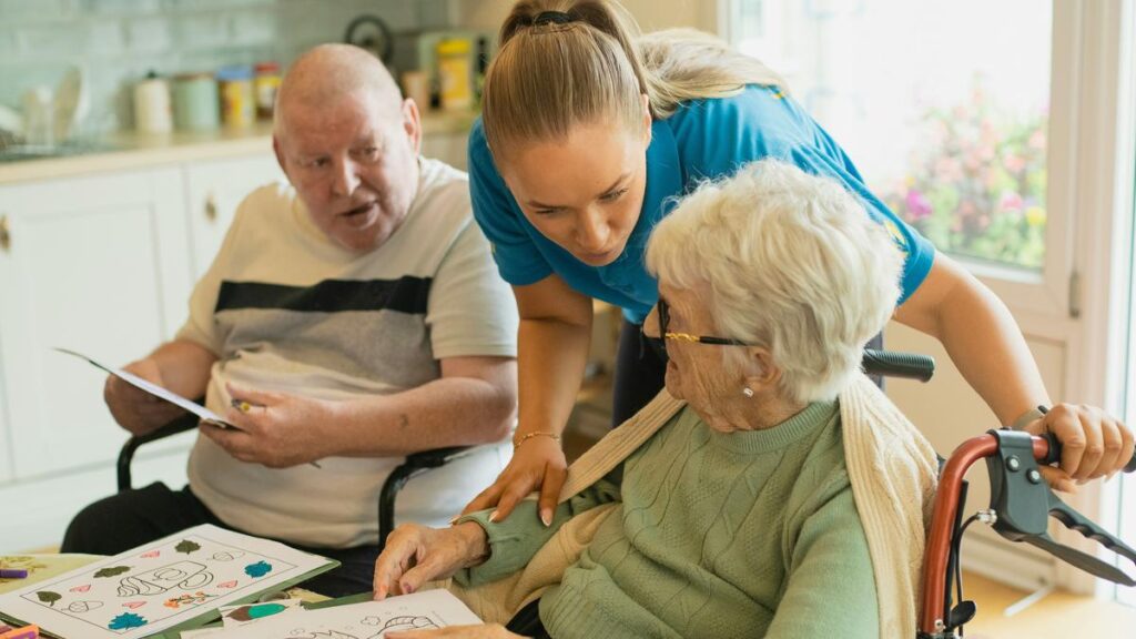 Riconoscimento legale per i caregiver: arriva un contributo di 400 euro mensili