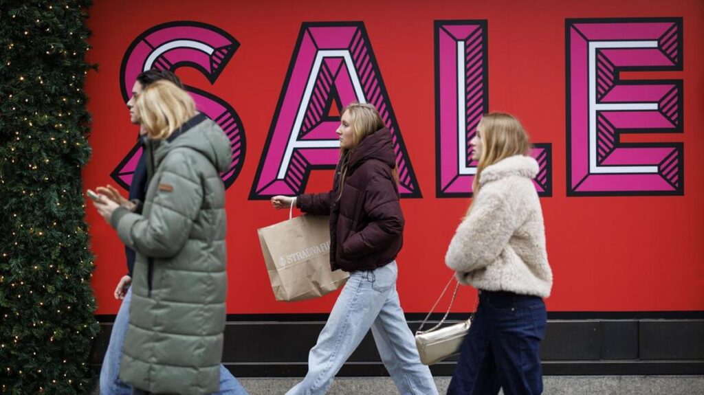 Saldi: il 92% degli italiani interessati, ma solo il 53% acquisterà con l'offerta giusta