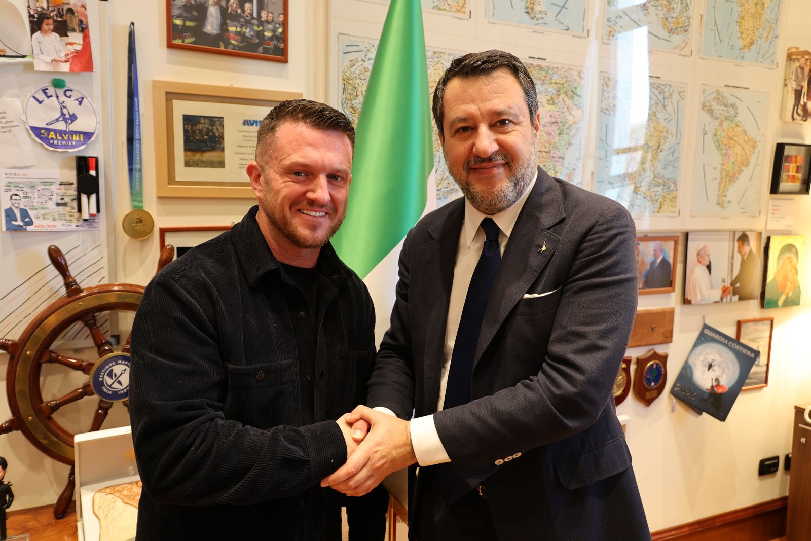 Salvini e il suprematista Tommy Robinson, polemiche per la foto al ministero delle Infrastrutture