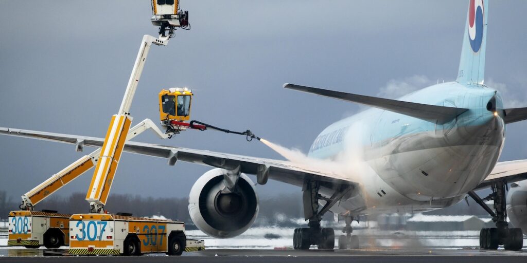 Schiphol di Amsterdam sospende 700 voli per neve, impatti su trasporti in tutto il paese