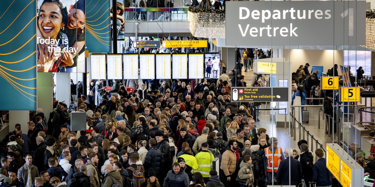 Schiphol non è attrezzato per gestire l'emergenza neve, voli cancellati al 60%