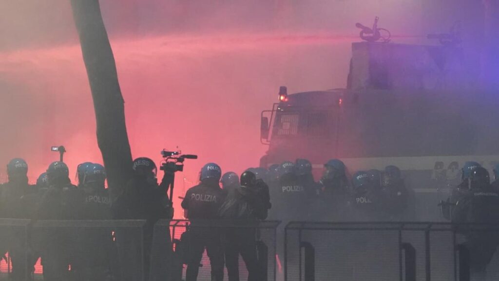 Scontri a Torino durante il corteo per Askatasuna: manifestanti lanciano bombe carta, la polizia risponde con lacrimogeni