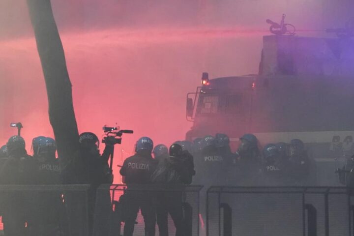 Scontri a Torino durante il corteo per Askatasuna: manifestanti lanciano bombe carta, la polizia risponde con lacrimogeni