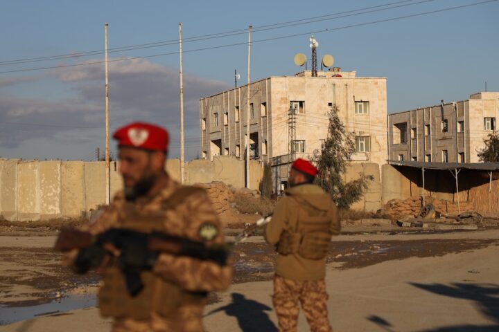 Scontri in Siria: accuse reciproche tra governo e SDF su fuga prigionieri ISIS