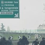 Scontri tra tifosi sull'Autostrada del Sole: duecento persone coinvolte vicino a Bologna