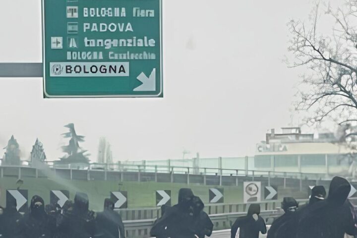Scontri tra tifosi sull'Autostrada del Sole: duecento persone coinvolte vicino a Bologna