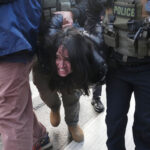 Scontro tra forze di polizia a Minneapolis dopo l'omicidio di Alex Pretti durante operazioni anti-immigrazione