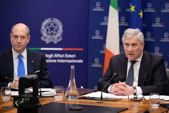 Tajani convoca una riunione sulla crisi in Iran e invita gli italiani a lasciare il Paese