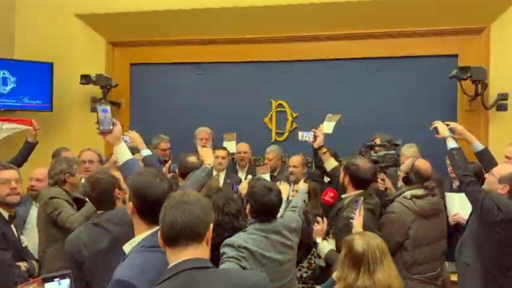 Tensione a Montecitorio: opposizioni bloccano conferenza con Casapound e Skinheads