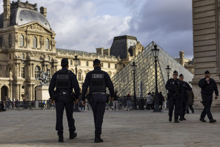 Tre mesi dopo il furto al Louvre, la polizia non ha ancora recuperato i gioielli rubati