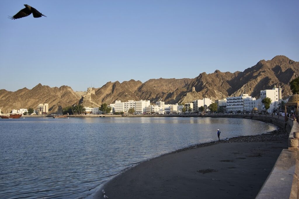 Tre turisti francesi annegano dopo il ribaltamento della loro barca vicino a Mascate, Oman