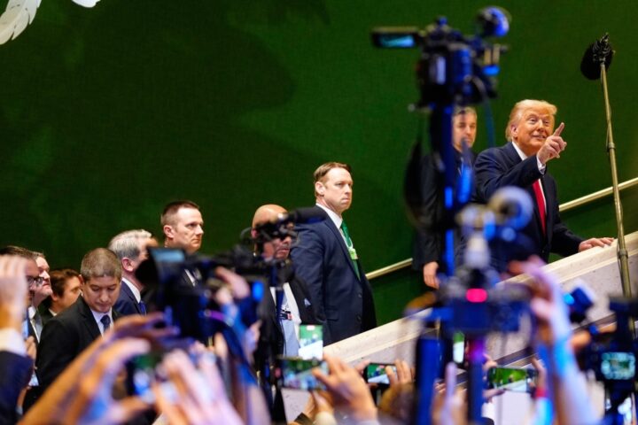 Trump a Davos: ritardi, un monologo di 72 minuti e la reazione incredula del pubblico