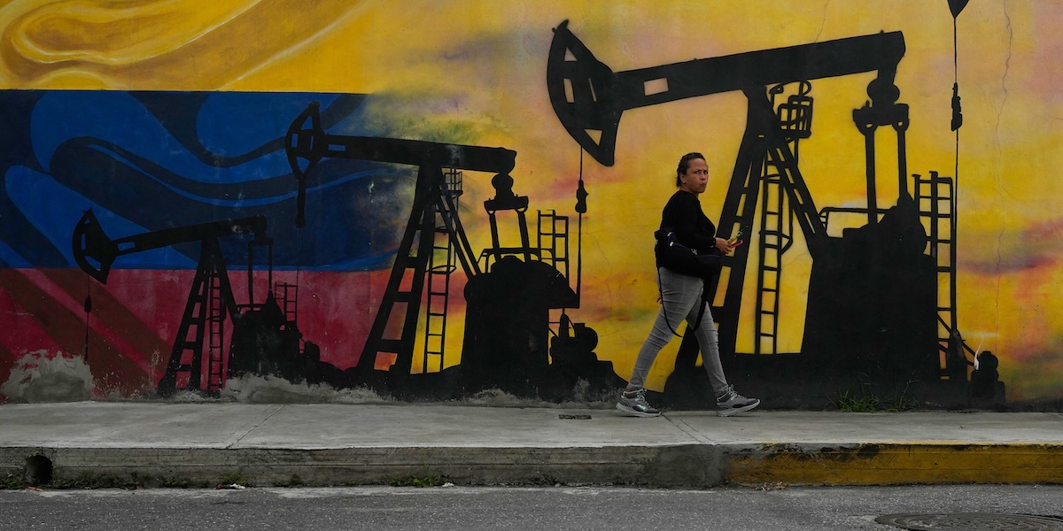 Trump annuncia che il Venezuela inizierà a consegnare miliardi di barili di petrolio agli Stati Uniti