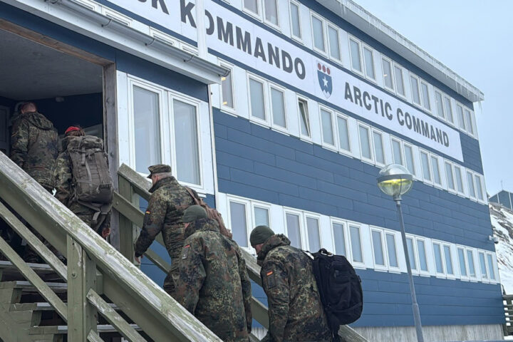 Trump annuncia nuovi dazi del 10% sui beni dai paesi europei con soldati in Groenlandia