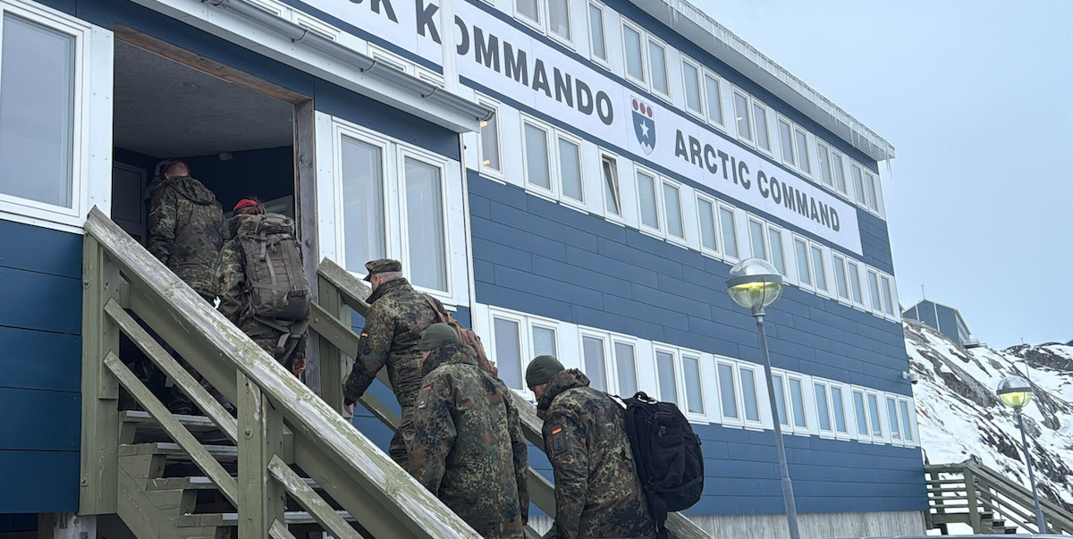 Trump annuncia nuovi dazi del 10% sui beni dai paesi europei con soldati in Groenlandia