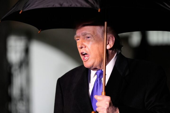 Trump minaccia l'Iran: «Pronto a intervenire se scatena la violenza»