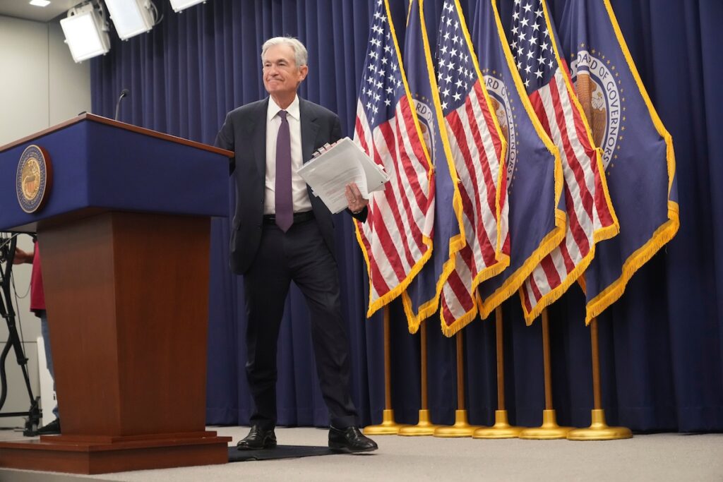 Trump nomina Kevin Warsh come nuovo presidente della Federal Reserve, sfidando l’indipendenza della banca centrale