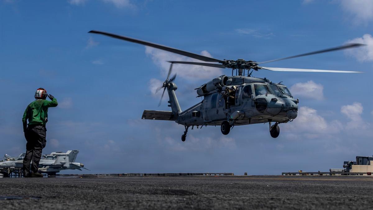 Trump valuta opzioni militari contro l'Iran, ma cerca una soluzione diplomatica