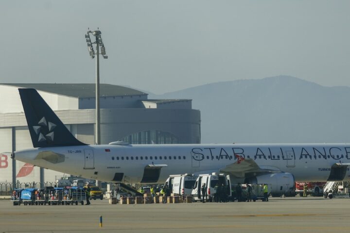 Un aereo Turkish Airlines atterra d’emergenza a Barcellona per falso allarme bomba