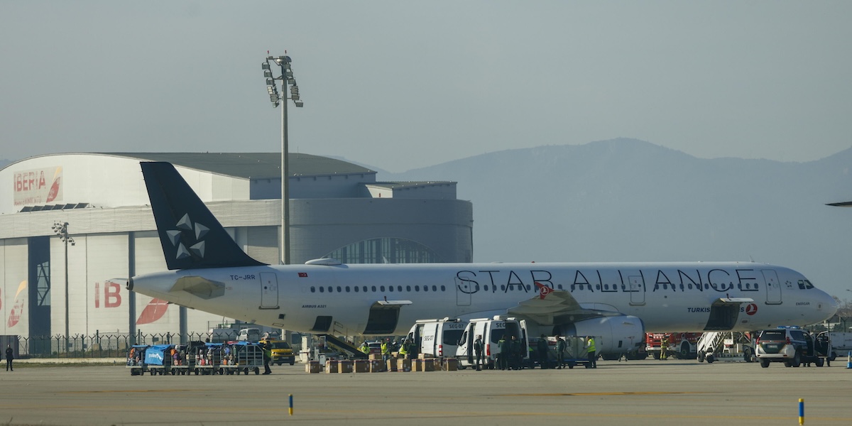 Un aereo Turkish Airlines atterra d’emergenza a Barcellona per falso allarme bomba