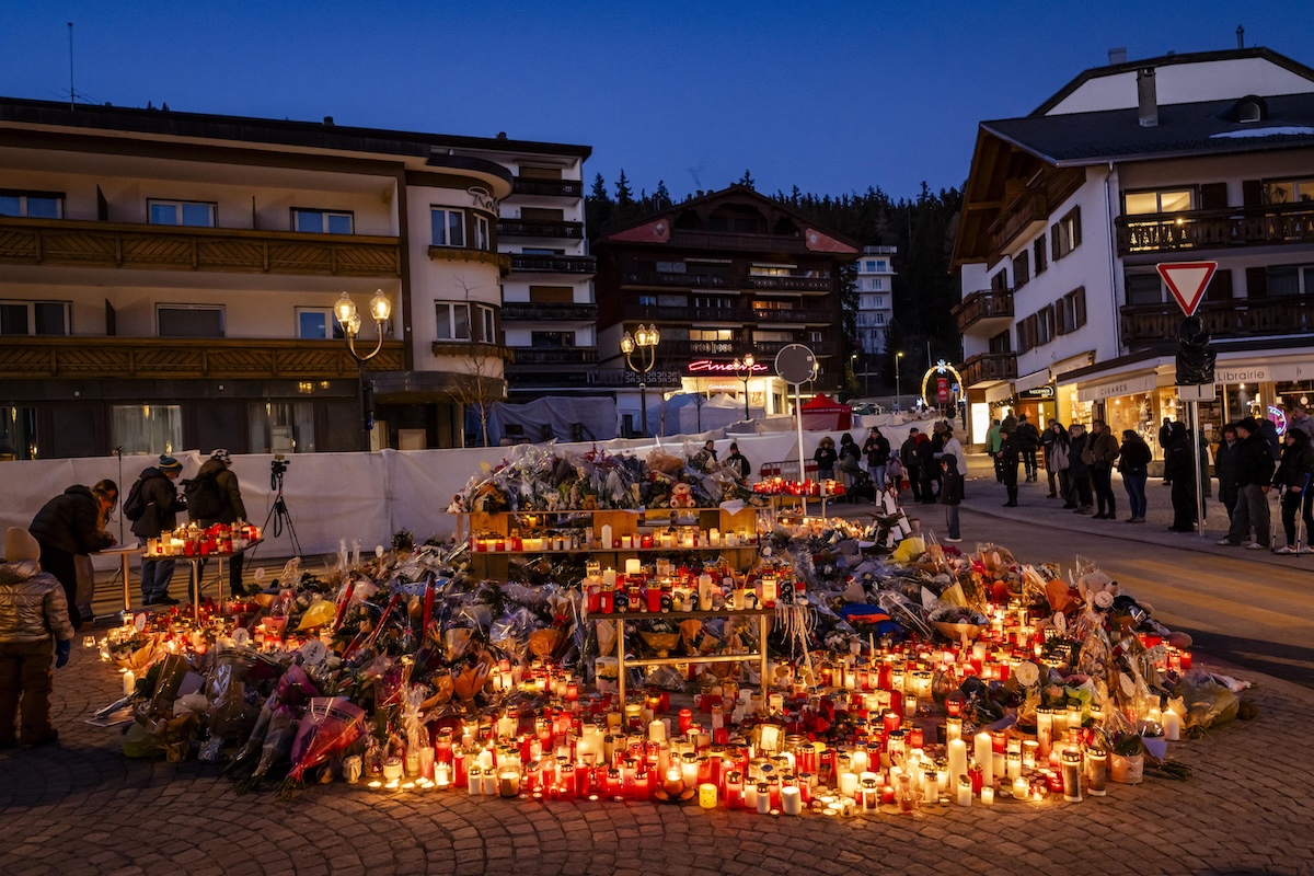 Un ex funzionario del comune di Crans-Montana indagato per l'incendio del locale Le Constellation che ha causato 40 morti