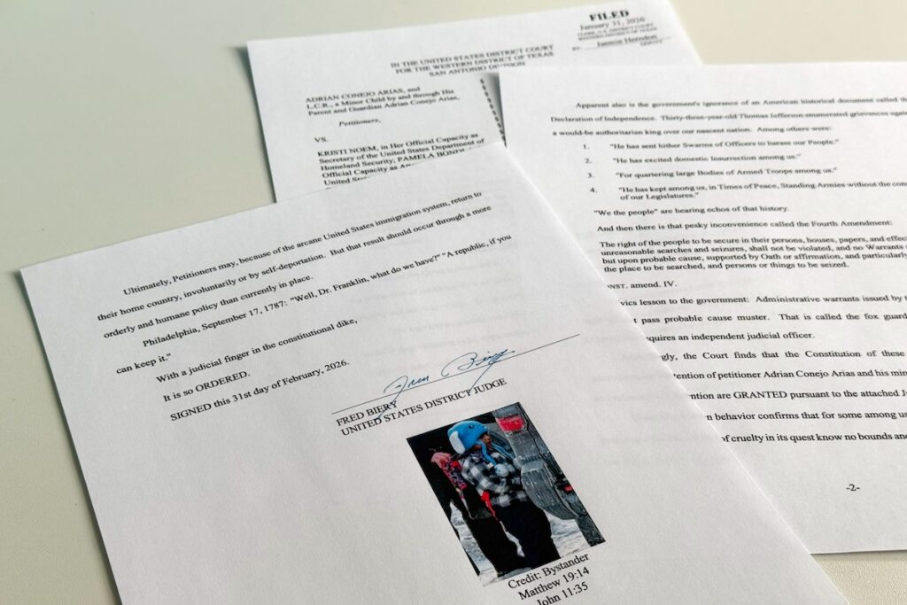 Un giudice federale ordina il rilascio del bambino Liam Conejo Ramos portato via dall’ICE a Minneapolis