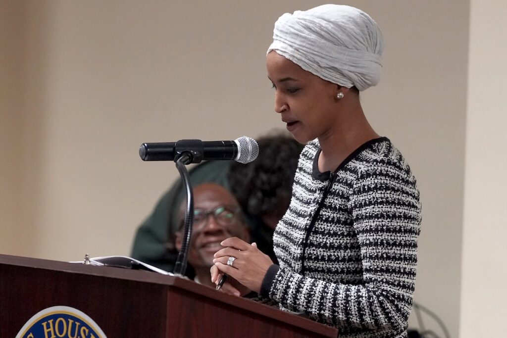 Un uomo spruzza un liquido addosso alla deputata Ilhan Omar durante un incontro a Minneapolis