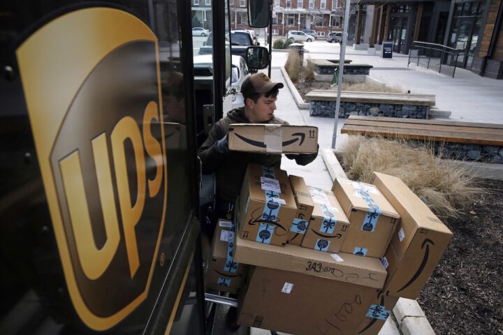 UPS prevede di tagliare 30mila posti di lavoro entro il 2026 dopo la riduzione della collaborazione con Amazon