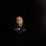 Yanis Varoufakis indagato per droga: dichiarazioni nel podcast suscitano polemiche in Grecia