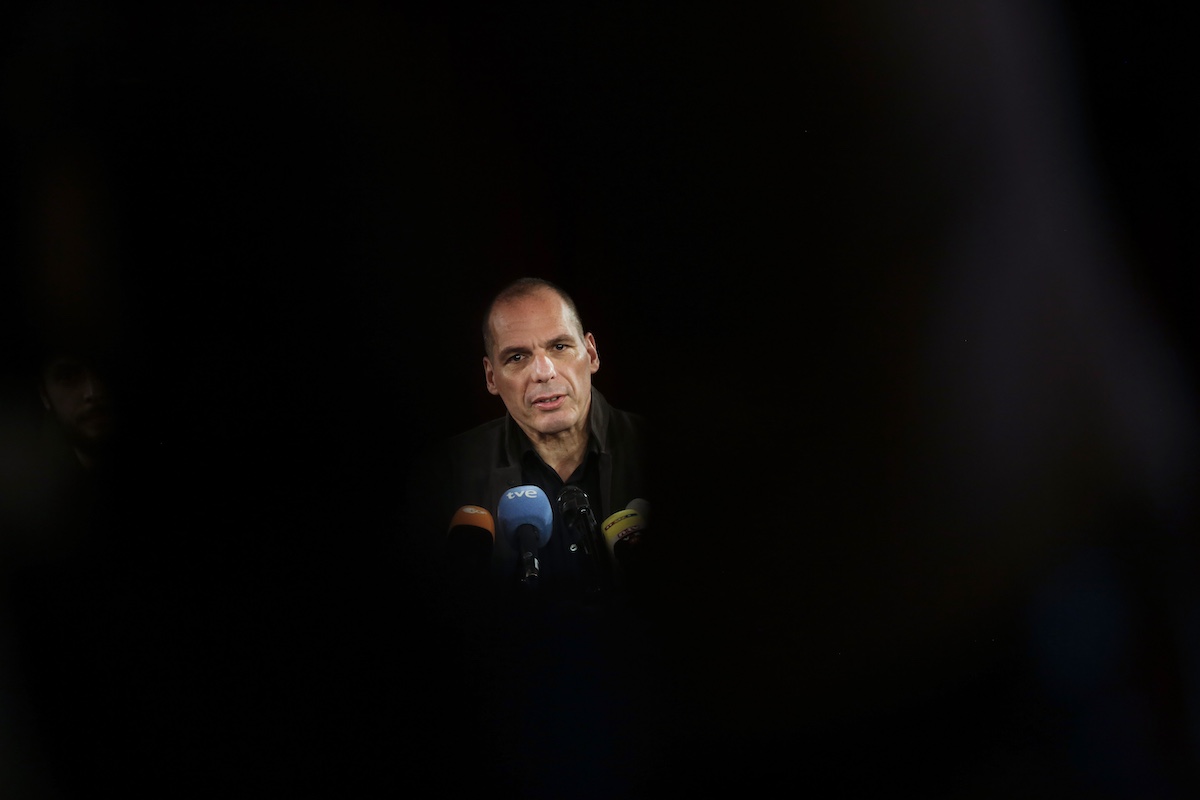 Yanis Varoufakis indagato per droga: dichiarazioni nel podcast suscitano polemiche in Grecia