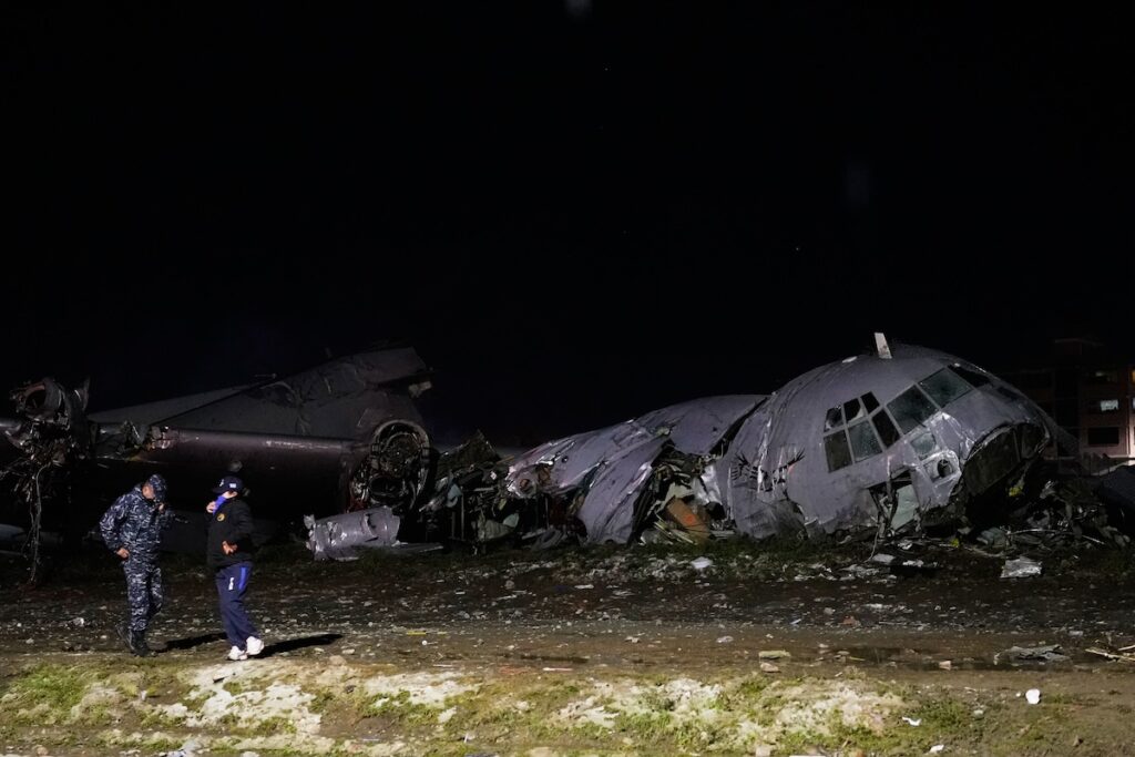 Almeno 20 morti per lo schianto di un aereo cargo militare vicino a La Paz