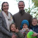 Arriva la sorella di mamma Catherine per sostenere la famiglia nel bosco e portare i bambini in Australia