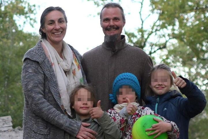 Arriva la sorella di mamma Catherine per sostenere la famiglia nel bosco e portare i bambini in Australia