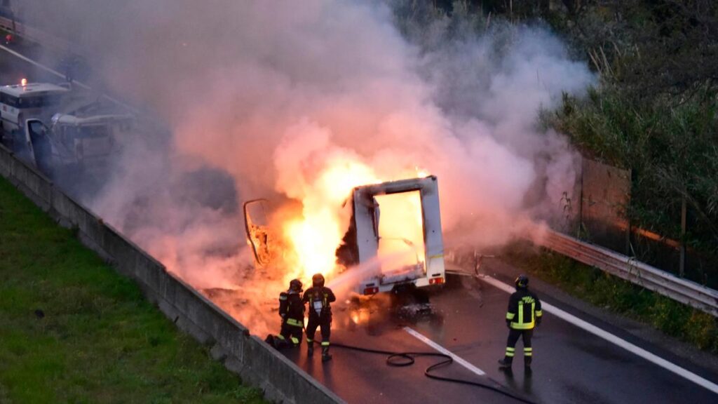 Assalto a furgone portavalori sulla superstrada Lecce-Brindisi: sparatoria e fuga dei rapinatori