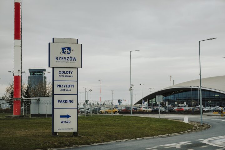 Attività sospese negli aeroporti di Rzeszow e Lublino per attacchi russi in Ucraina