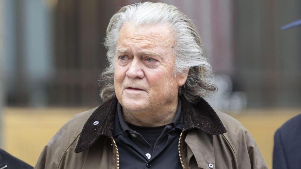 Bannon ed Epstein cospiravano contro papa Francesco: "Abbattiamolo per le sue posizioni sui migranti"